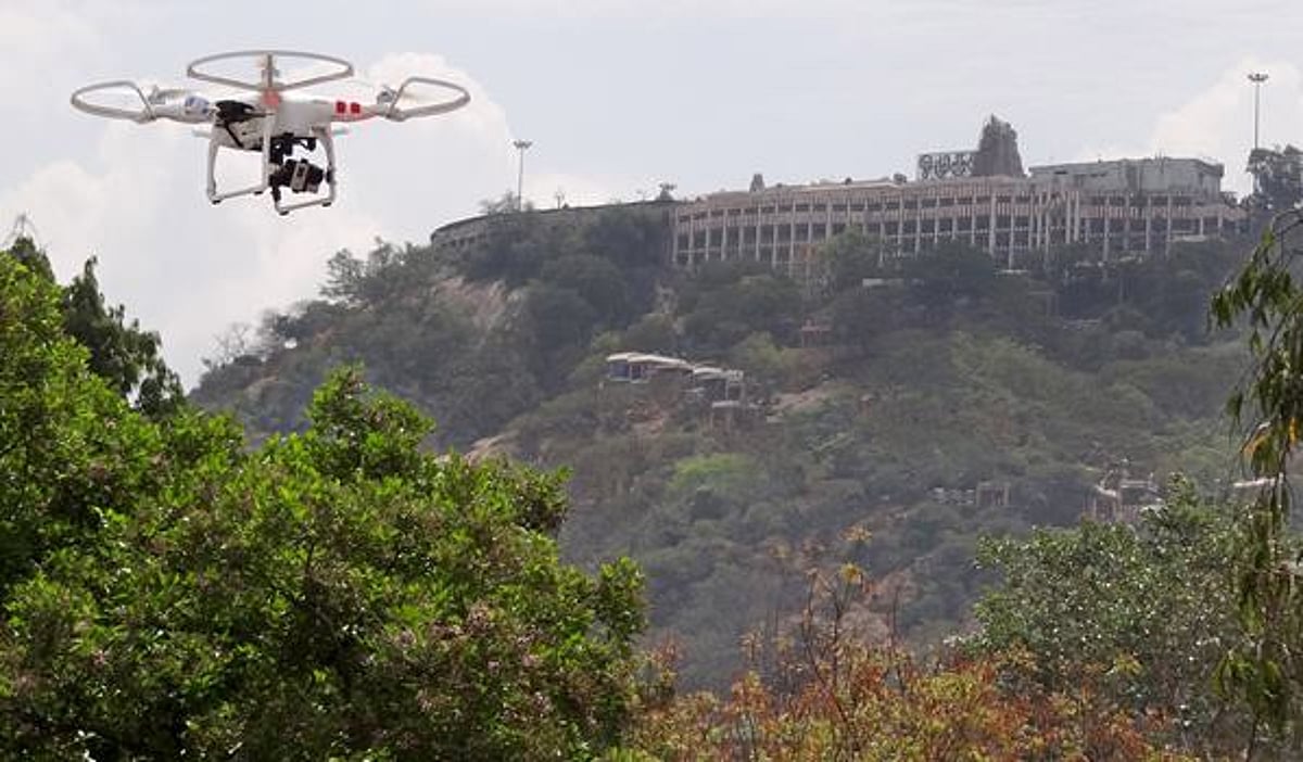 பழனியில் 1000மீட்டர் உயரம் வரை ஆளின்றி பறக்கும் பேன்தம் கேமரா இயக்கம்